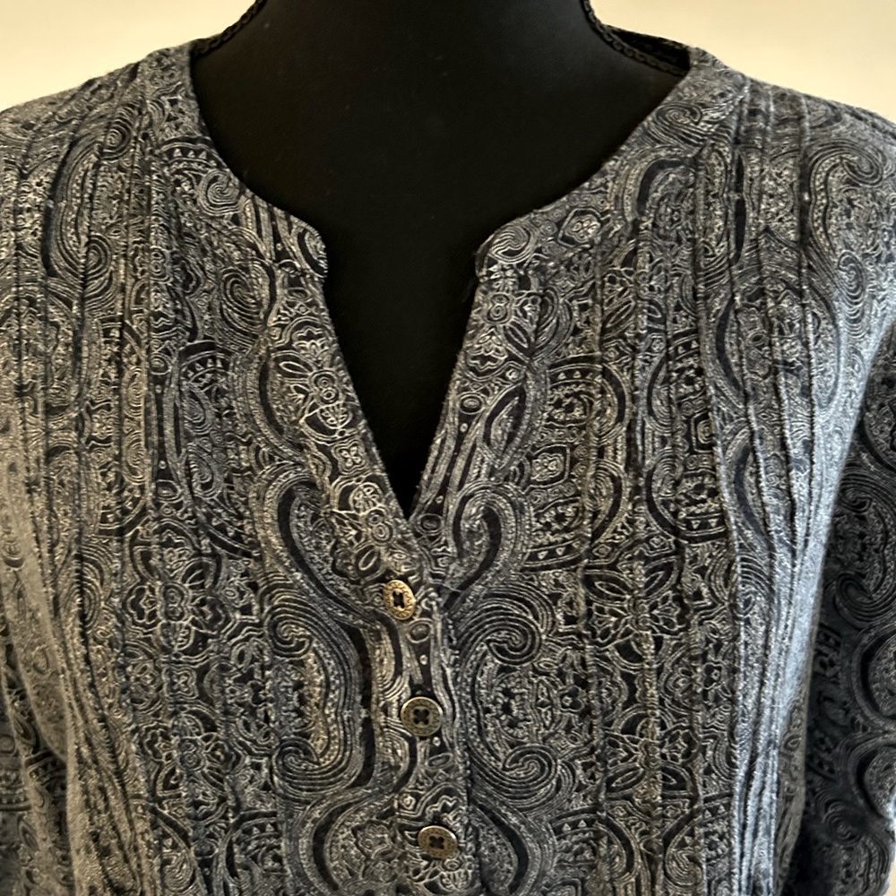 Women’s size large three-quarter length sleeve blouse